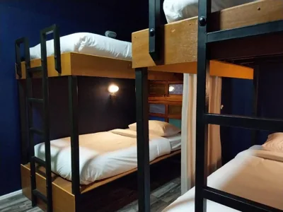 Cama en dormitorio femenino de 4 camas — W168 hostel